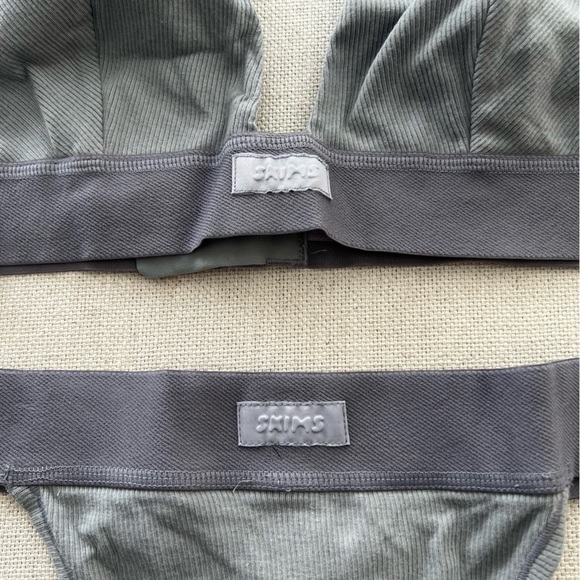 SKIMS Signature Cotton Plunge Bra Thong Set - Picture 12 of 13